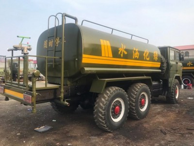 六驱越野洒水车图4