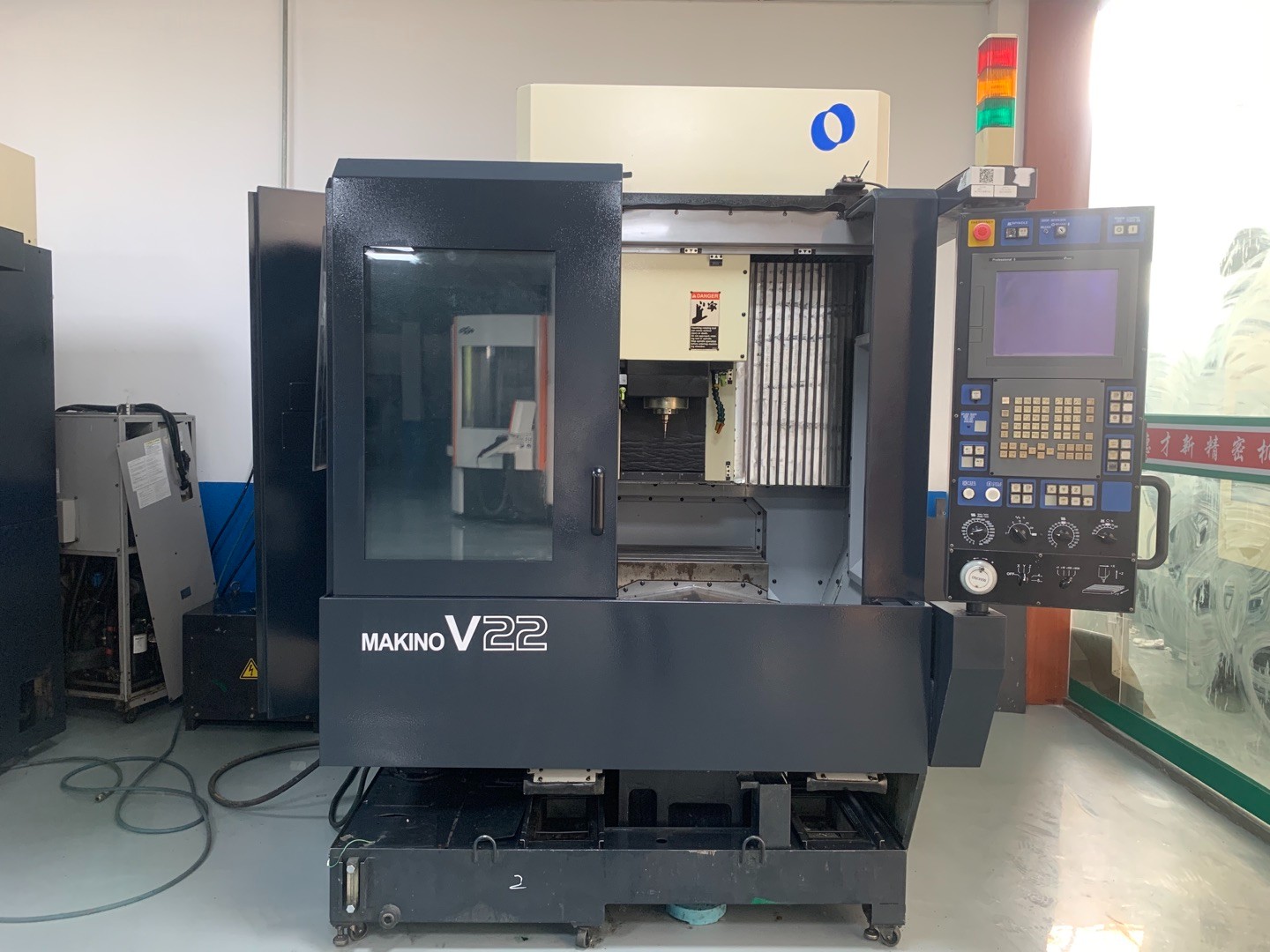 转让两台日本Makino牧野V22立式加工中心图2