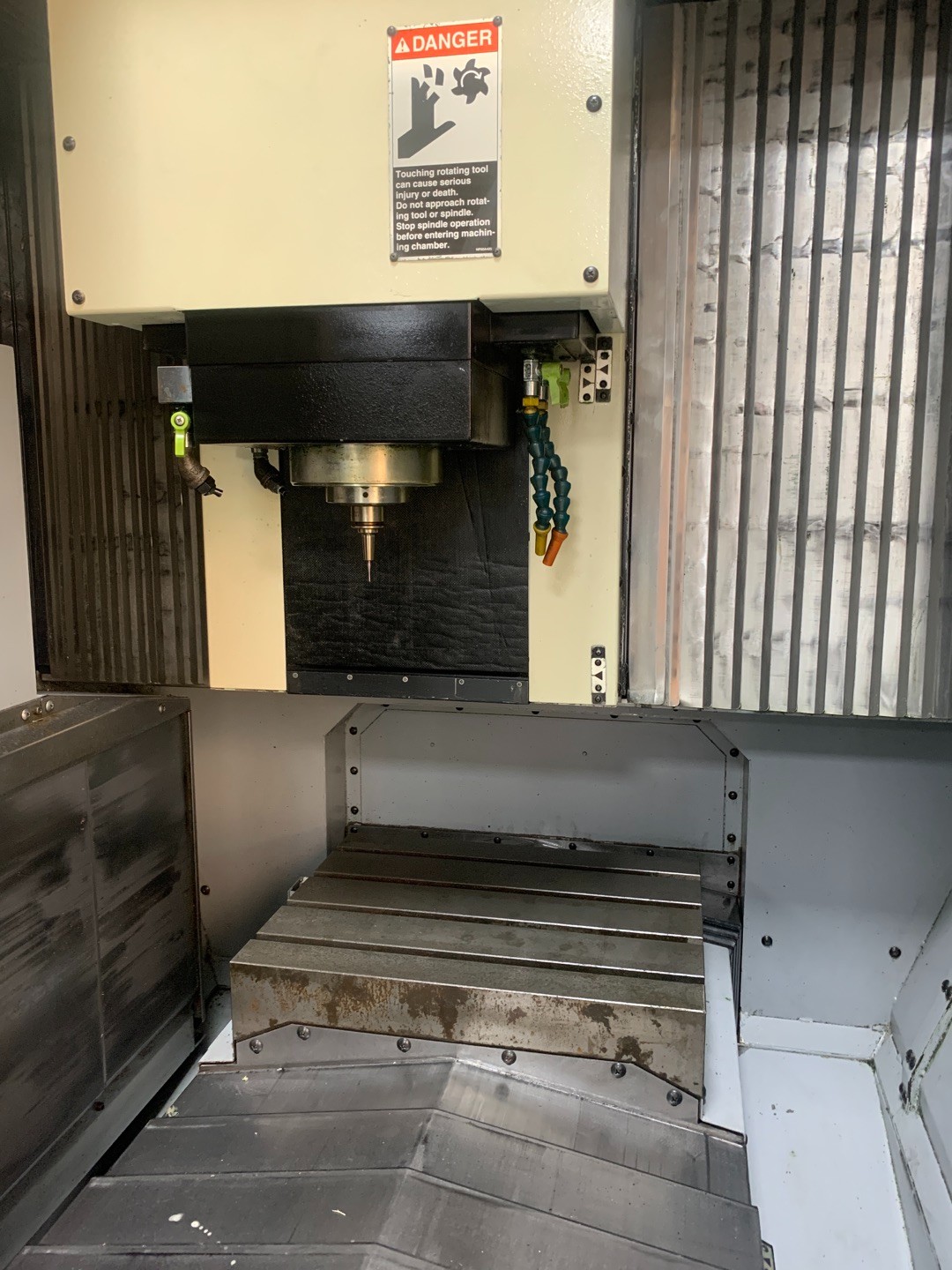 转让两台日本Makino牧野V22立式加工中心图3