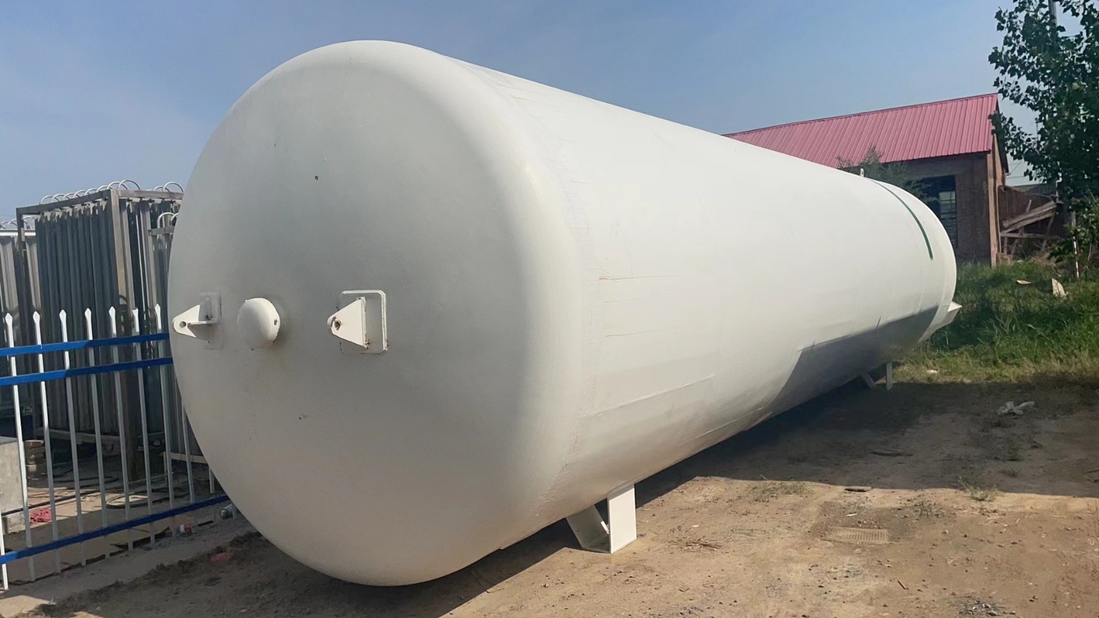 O2 gas storage tank 17